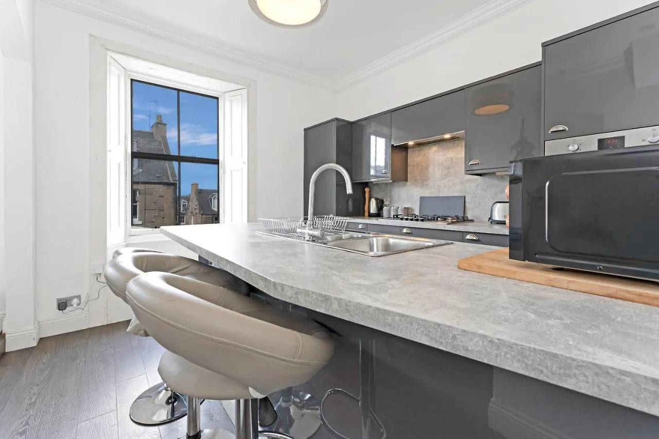 Stunning City Centre Town House City Centre 0*, Edinburgh